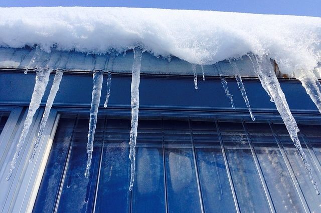 Получить компенсацию при падении снега с крыши в Афипском